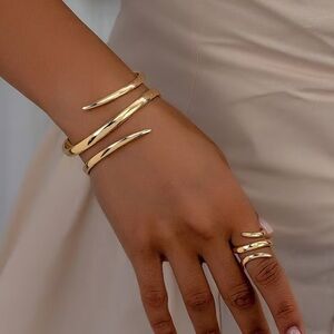 2 pieces Elegant Gold-Tone Bangle and Ring Set. Bracelet Set